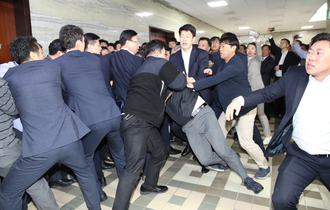 의안과 앞에서 몸싸움을 벌이고 있는 더불어민주당과 자유한국당 <사진=연합뉴스>