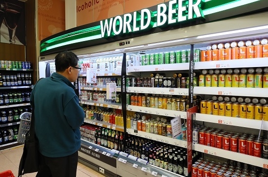 식품의약품안전처는 최근 ‘농약 맥주’ 의혹이 제기된 수입 맥주와 와인 등 총 41개 제품을 검사한 결과 농약 성분은 검출되지 않았다고 27일 발표했다. <사진=연합뉴스>