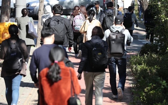 지난해 10월 20일 서울 여의도중학교에서 한국수출입은행 채용 필기시험을 마친 수험생들이 고사장을 떠나고 있다.  <사진=연합뉴스>