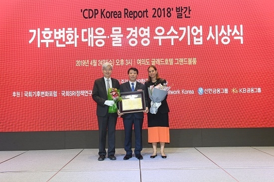 지난 4월 개최된 '2018 CDP KOREA 시상식'에서 현대건설이 5년 연속 탄소경영 아너스 클럽 상을 수상해 기념 촬영을 하고 있다 <사진=현대건설 제공>