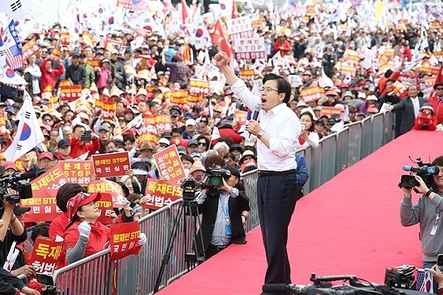 황교안 자유한국당 대표는 지난 11일 오후 대구 대구문화예술회관 앞에서 개최한 집회에서 구호를 외치고 있다.[출처=황교안 대표 페이스북]