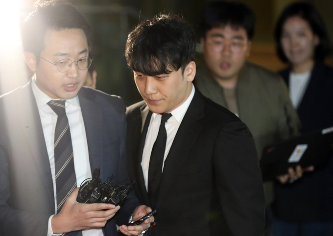 구속영장이 기각된 가수 승리가 14일 밤 서울 중랑경찰서를 나서며 취재진의 질문을 받고 있다. <사진=연합뉴스>