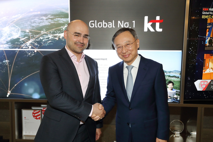 KT CEO(오른쪽)와 러시아 모바일텔레시스템즈(MTS)그룹 CEO (왼쪽)가 기념 촬영을 하고 있다. <사진=KT 제공>