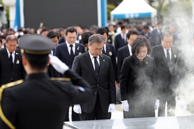 문재인 대통령은 5월 18일 제39회 5.18광주민주화운동 기념식에 참석해 희생자 묘역을 참배했다.[사진=청와대]
