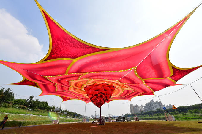 '2019 서울 장미축제'에 설치된 35m 대형 장미 그늘막 <사진=연합뉴스>