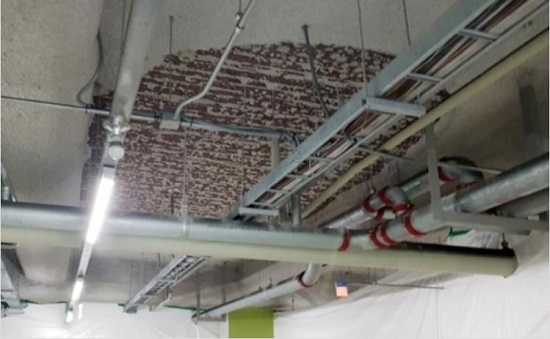 천장 마감재 일부가 떨어진 홈플러스 송도점 지하주차장 <사진=인천경제청 제공>