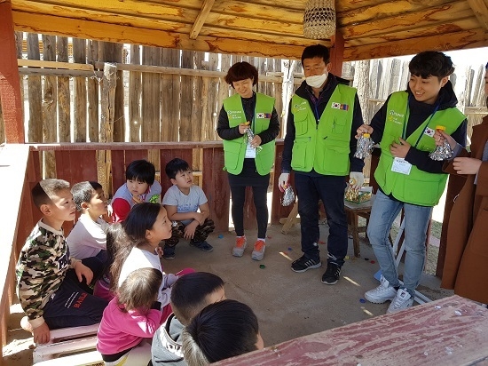 유한양행은 지난 11일부터 7박 8일간 임직원 19명이 참여한 가운데 몽골 울란바토르 인근 에멜트 및 주르홀 지역에서 현지 어린이들을 위한 봉사활동을 펼쳤다. <사진=유한양행 제공>