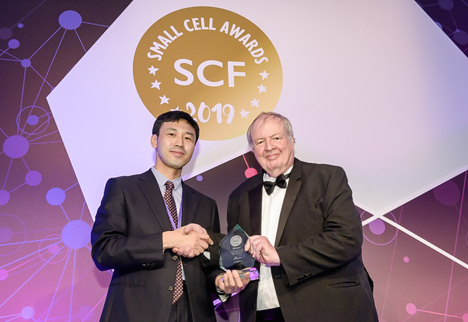 SK텔레콤은 21일(현지 기준) 영국 런던에서 열린 ‘스몰셀 어워드(Small Cell Award) 2019’에서 자사의 ‘5G 인빌딩 솔루션 상용화 기술’이 ‘스몰셀 설계 및 기술 상용화’ 부문을 수상했다고 23일 밝혔다.  <사진=SK텔레콤 제공>