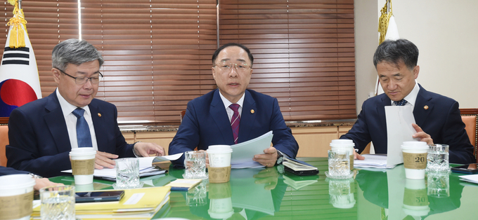 홍남기 경제부총리 겸 기획재정부 장관이 23일 리디노미네이션에 대한 입장을 밝혔다. <사진=연합뉴스>