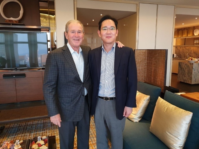 22일 한국을 방문한 조지 부시 전 미국 대통령과 이재용 삼성전자 부회장. <사진=삼성전자 제공>