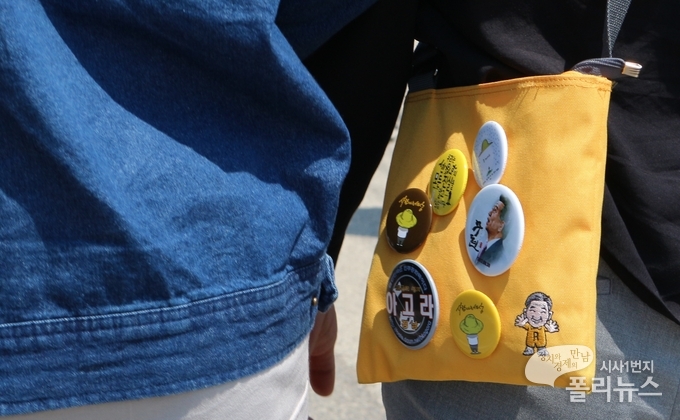 시민의 가방에 부착되어 있는 고(故) 노무현 전 대통령을 기억하는 각종 배지 <사진=이지혜 기자>