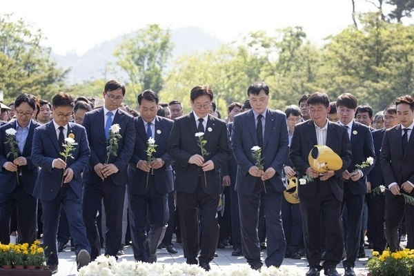 이재명 경기지사는 23일 노무현 대통령 서거 10주기를 맞아 경남 김해 봉하마을 노 전 대통령 묘소에 참배했다.[사진=이재명 지사 페이스북]