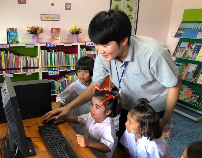 태국 POSCO-SouthAsia 임직원이 인근지역 반농송 초등학교 어린이들에게 컴퓨터 교육 재능기부 봉사활동을 하고 있다.<사진=포스코 제공>