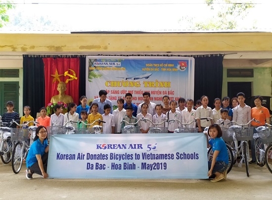 대한항공은 지난 25일 베트남 호아빈 성 다박현 소재 탄민 초등학교에서 ‘희망 자전거’ 기증 행사를 가졌다. <사진=대한항공 제공>