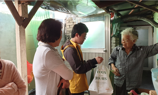김포시 대곶면행정복지센터는 ‘찾아가는 독거노인 방문서비스’를 추진하고 있다. <사진=김포시 제공>