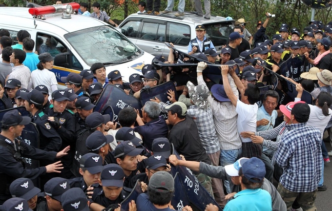 2011년 당시 경찰과 대치하고 있는 강정마을 해군기지 유치 반대 시위대 <사진=연합뉴스>
