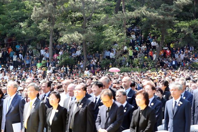  23일 오후 경남 김해 봉하마을에서 열린 노무현 전 대통령 서거 10주기 추도식에 시민들이 참석해 있다. (사진=연합뉴스)