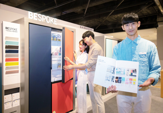 삼성전자가 신개념 맞춤형 냉장고 ‘비스포크(BESPOKE)' 백화점 로드쇼 행사를 열고 소비자 공략에 적극 나선다.  <사진=삼성전자 제공>