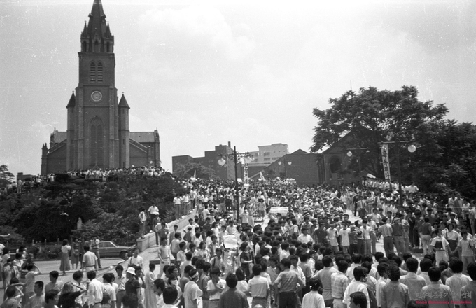 1987년 6월 명동성당 앞에서 농성하고 있는 시민 <사진=민주화운동기념사업회 제공>