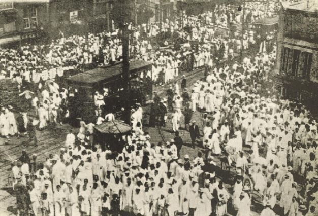 1926년 6월 10일 순종 인산행렬이 창덕궁 돈화문을 출발해 청량리를 지나고 있는 모습 <사진=국사편찬위원회 제공>