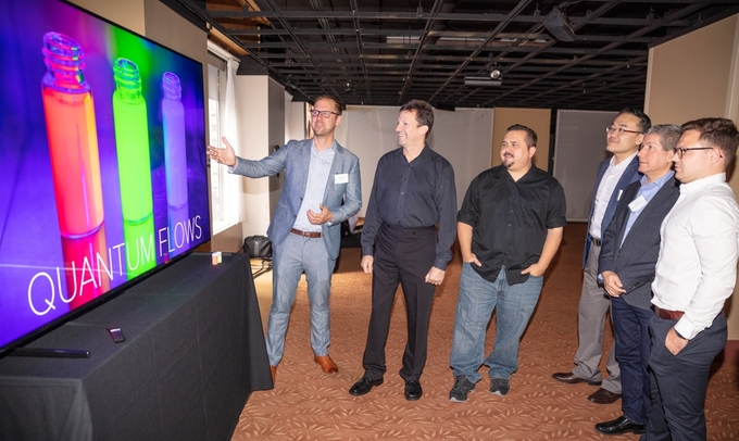 디스플레이 업계 전문가들이 현지시간 11일 미국 뉴욕 맨해튼에서 열린 '8K 디스플레이 서밋'에서 삼성 QLED 8K TV로 8K 화질을 체험하고 있다. <사진=삼성전자 제공>