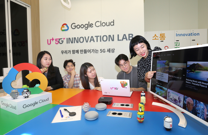 최근 오픈한 ‘구글 룸’에서 LG유플러스 직원들과 스타트업 직원들이 서비스를 테스트하고 있다. <사진=LG유플러스 제공>