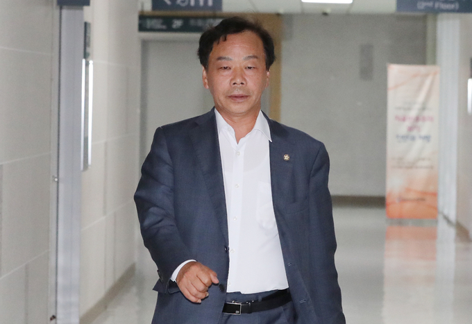 13일 이완영 자유한국당 의원이 재판을 위해 의원회관을 나서고 있다 <사진=연합뉴스>