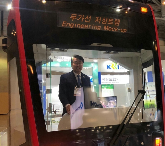 박재범 남구청장이 한국철도협회가 제공한 '무가선 저상 트램' 모형 전차 운전석에서 시승 체험을 하고 있다.<사진 제공=남구청>