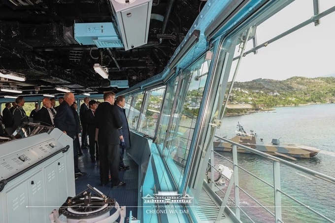 문재인 대통령은 13일(현지시간) 오후 베르겐 남부 호콘스벤 노르웨이 해군 기지를 방문하여, 2013년 우리 기업(대우조선해양)이 수주하고, 최근 노르웨이 해군에 인도한 ‘KNM Maud’ 군수지원함 승선 행사를 가졌다.[사진=청와대 페이스북]