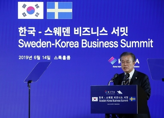 스웨덴을 국빈방문 중인 문재인 대통령이 14일(현지시간) 스웨덴 스톡홀름 앳 식스 호텔에서 열린 ‘한국-스웨덴 비즈니스 서밋’에서 기조연설을 하고 있다. <사진=연합뉴스>