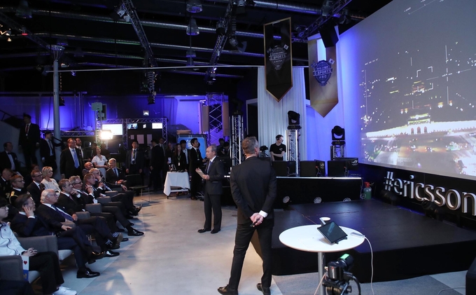 오성목 KT 네트워크부문장 사장과 호칸 셀벨 에릭슨엘지 CEO가 스웨덴에서 광화문 상공에 떠있는 스카이십의 카메라를 조종하며 화면에 보이는 광화문의 모습을 설명하고 있다. <사진=KT 제공>