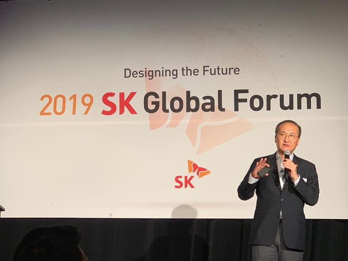 이석희 SK하이닉스 사장이 15일(현지시간)  미국 캘리포니아주 샌프란시스코에서 개최된 ‘2019 SK 글로벌 포럼’에서 사업전략을 발표하고 있다.<사진=SK 제공>