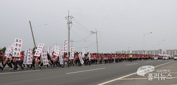 14일 현대중 노동들이 명촌대교를 건너고 있다. 이는 1987년 노동자대투쟁 이후 32년 만의 행진이다.