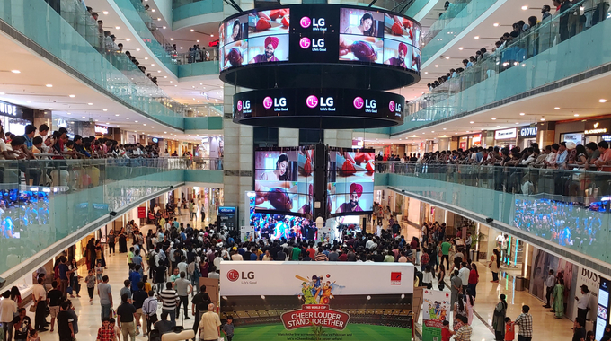 현지시간 16일 인도 델리 최대 쇼핑몰인 '엠비언스몰'에서 LG전자가 마련한 '크리켓 월드컵 2019' 인도-파키스탄 전 응원 행사에 인도 시민들이 참여해 열띤 응원을 하고 있다. <사진=LG전자 제공>