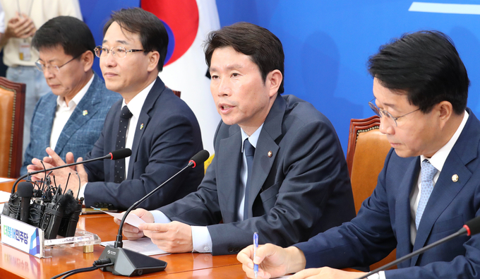  더불어민주당 이인영 원내대표(오른쪽 두번째)가 18일 오전 국회에서 열린 원내대책회의에서 발언하고 있다. (사진=연합뉴스)
