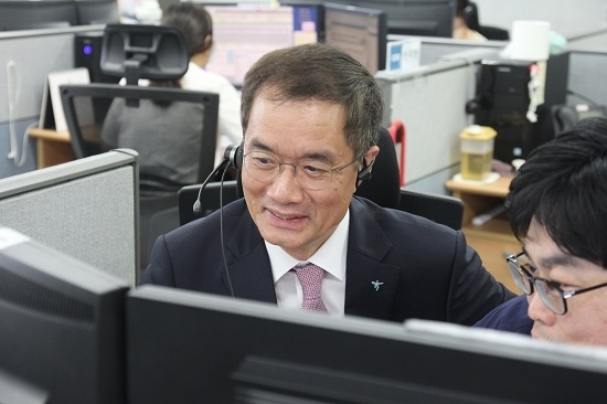 주재중 하나생명 사장이 17일 대전에 위치한 손님케어센터를 찾아 상담사들과 현장의 소리를 듣고 있다. <사진=하나생명 제공>