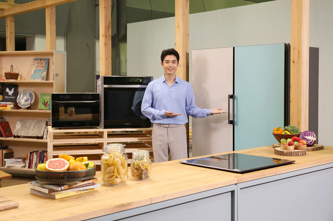 서울국제도서전이 19일 코엑스에서 개막한 가운데, 요리 관련 서적 코너에 마련된 쿠킹스튜디오에 삼성전자의 맞춤형 냉장고 ‘비스포크(BESPOKE)’ 와 셰프컬렉션 오븐, 전기레인지 인덕션 등이 전시된다. <사진=삼성전자 제공>