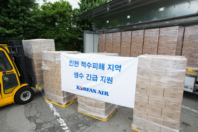 대한항공은 19일 인천시 서구지역 수돗물 음용 불가 판정 피해 학교에 생수 1000 박스를 긴급 지원했다.<사진=대한항공 제공>