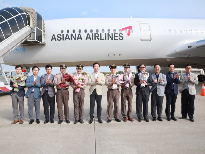 아시아나항공은 19일 오후 인천국제공항에서 한창수 사장(왼쪽 여섯번째)을 비롯한 임직원들이 참석한 가운데 안전과 번영을 기념하는 A350 9호기 도입식 행사를 실시했다.<사진=아시아나항공 제공>