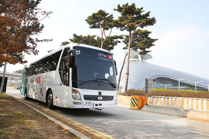 KT가 22일 서울시와 국토교통부가 주관하는 ‘상암 자율주행 5G Festival’에서 일반 시민들을 대상으로 5G 자율주행 버스를 선보인다고 밝혔다. <사진=KT 제공>