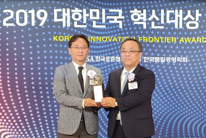 LG유플러스는 ‘U+5G 이노베이션 랩’이 한국표준협회가 주최하고 한국품질경영학회에서 후원하는 ‘2019 대한민국 혁신대상’에서 신기술혁신상 대상을 수상했다고 20일 밝혔다. <사진=LG유플러스 제공>