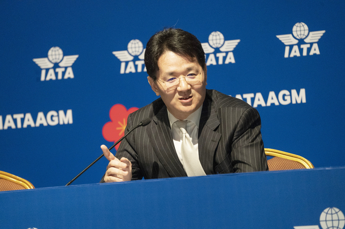 조원태 한진그룹 회장이 3일 서울에서 열린 제75회 IATA 연차총회 대한항공 기자간담회에서 질의응답하고 있다.<사진=대한항공 제공>
