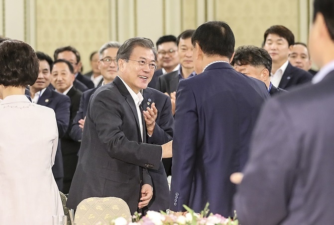 문재인 대통령이 21일 청와대에서 오찬에 참석한 한국자유총연맹 임원들과 인사를 나누고 있다.[사진=청와대]