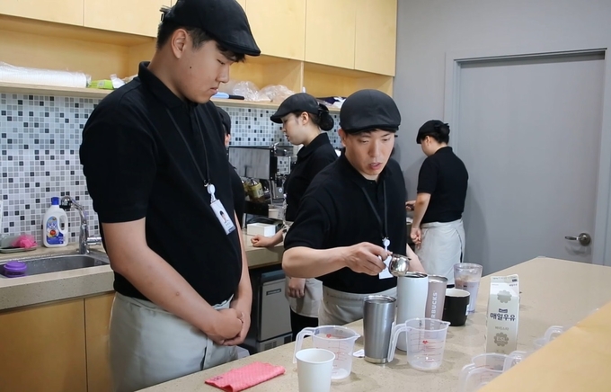 SK이노베이션의 자회사형 장애인 표준사업장 ‘행복키움’이 운영하는 ‘카페 행복’에서 장애인 근로자들이 바리스타 교육을 받고 있다.<사진=SK이노베이션 제공>