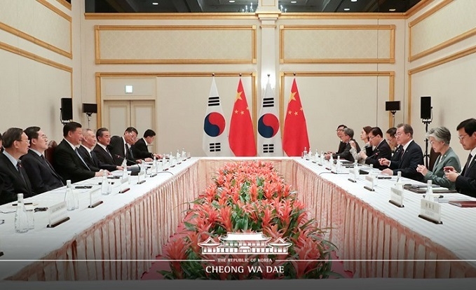 G20(주요 20개국) 정상회의 참석차 일본을 방문한 문재인 대통령이 27일 오후 오사카 웨스틴호텔에서 시진핑 중국 국가주석과 회담하고 있다.[사진=청와대 페이스북]