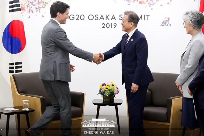 G20(주요20개국) 정상회의 참석차 일본을 방문한 문재인 대통령은 29일 오사카 인텍스 양자회담장에서 저스틴 트뤼도 캐나다 총리와 정상회담을 가졌다.[사진=청와대 페이스북]