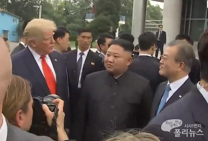 문재인 대통령과 도널드 트럼프 미국 대통령, 김정은 북한 국무위원장이 30일 오후 판문점 자유의집 앞에서 만나 대화를 나누고 있다.