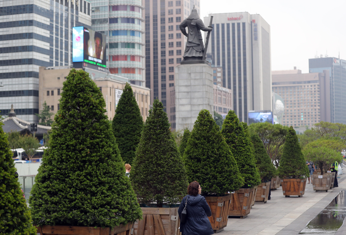 서울 광화문 광장에 서울시에서 설치한 대형 화분이 놓여 있다. <사진=연합뉴스>