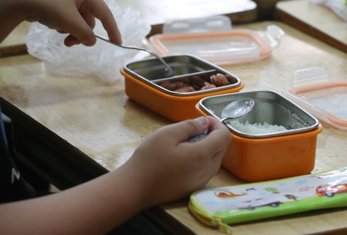 3일 전국 학교 비정규직 노조 총파업으로 한 초등학교에서 학생이 점심도시락을 먹고 있다 <사진=연합뉴스>