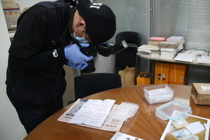 정의당 윤소하 의원실에 흉기와 협박편지, 죽은 새가 담긴 택배가 도착해 경찰이 수사에 착수했다. (사진=윤소하 의원실 제공)